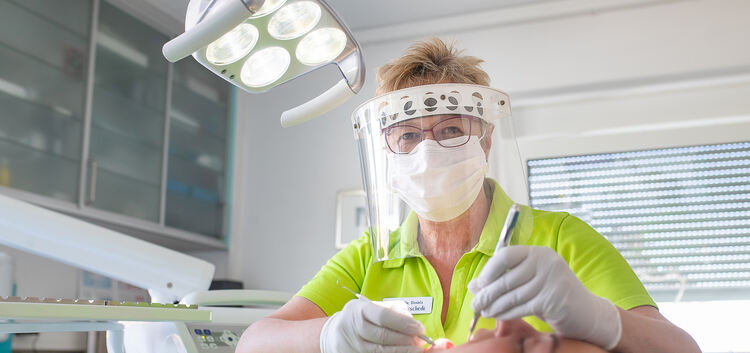 Geht derzeit im Astronauten-Look Zahnproblemen auf den Grund: Die Kirchheimer Zahnärztin Dr. Daniela Meschede. Foto: Carsten Rie