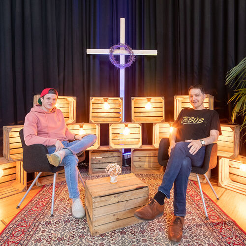 Paul Kohnle (links) und Günter Öhrlich nehmen im Gemeindezentrum die Podcast-Gottesdienste auf. Fotos: Carsten Riedl