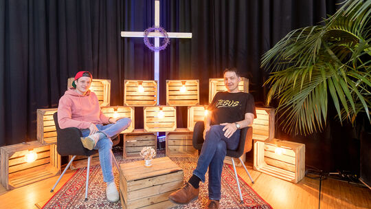 Paul Kohnle (links) und Günter Öhrlich nehmen im Gemeindezentrum die Podcast-Gottesdienste auf. Fotos: Carsten Riedl