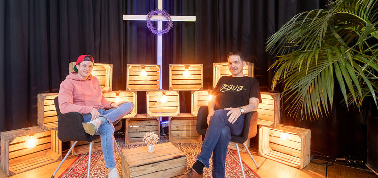 Paul Kohnle (links) und Günter Öhrlich nehmen im Gemeindezentrum die Podcast-Gottesdienste auf. Fotos: Carsten Riedl
