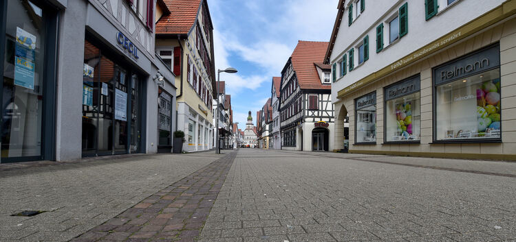 Die leere Marktstraße zeigt es in Coronazeiten deutlich: Die Stadt Kirchheim befindet sich im Krisenmodus. Foto: Markus Brändli