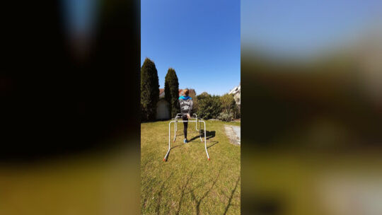 Die Coronakrise weckt neue Kreativität: Selbst Hürdenläufe im Garten oder das Hammertraining mit einem Besen (kleines Foto) sind
