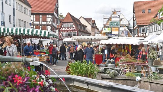 Es war einmal: Statt der Marktbesucher ist auf diesem Bild noch der Neubau des Waldhorns „maskiert“. Archiv-Foto: Markus Brändli