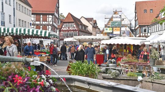 Es war einmal: Statt der Marktbesucher ist auf diesem Bild noch der Neubau des Waldhorns „maskiert“. Archiv-Foto: Markus Brändli Es war einmal: Statt der Marktbesucher ist auf diesem Bild noch der Neubau des Waldhorns „maskiert“. Archiv-Foto: Markus Brändli