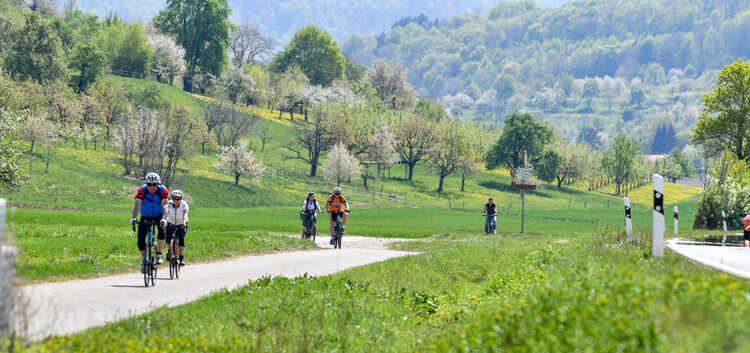 Rund um Weilheim viel Ausflugsverkehr bei Sonnenschein, Radfahrer, radfahren,