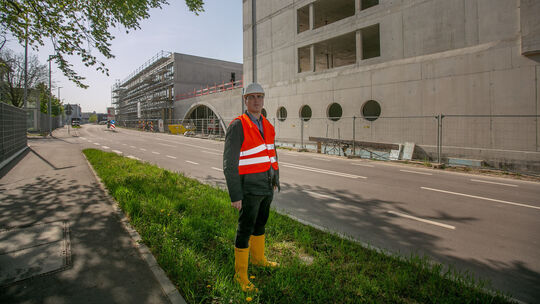 Harald Eßig vom Landesblasmusikverband vor der Hausfront zur Plochinger Bahnhofstraße.