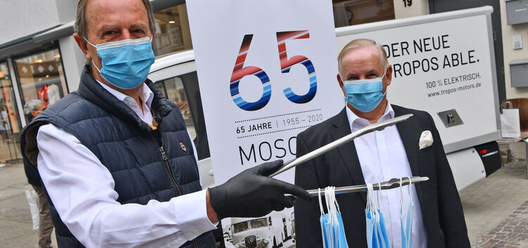 Karl Zimmermann nimmt die Masken in die Zange. Der CDU-Politiker hilft Jörg Mosolf (rechts) beim Verteilen. Foto: Markus Brändli