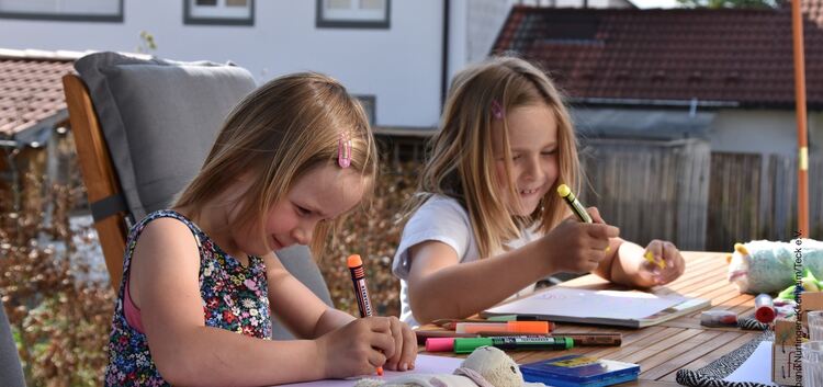 Kinder schreiben und malen, damit sich Senioren nicht so alleine fühlen. Foto: pr