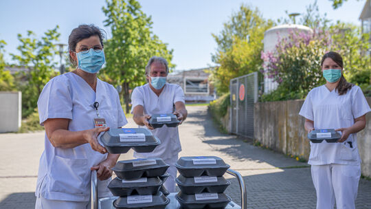 Das Team der Esslinger Medius-Klinik freut sich mit entsprechendem Sicherheitsabstand über die leckere Spende der Gastronomen.