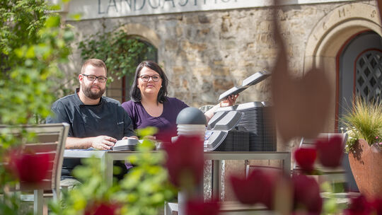 Sascha und Jennifer Grampp beim Packen der Kisten in ihrem Ohmdener Restaurant.Fotos: Carsten Riedl