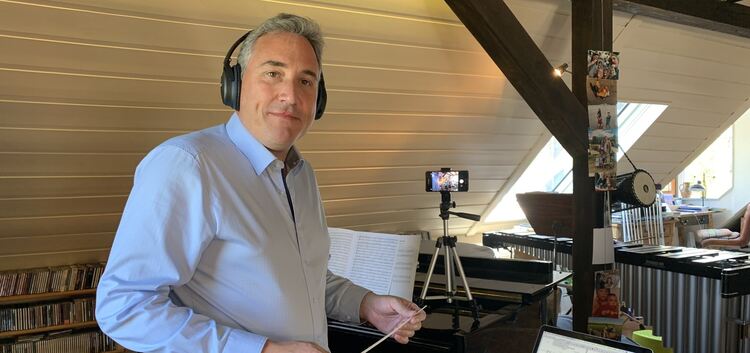 Gute Musik trotz großer Distanz: Stadtmusikdirektor Marc Lange gibt jetzt von zuhause aus den Ton an. Laptop und Kamera verbinde