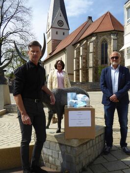 Im Beisein von Bürgermeister Haußmann und Adriana Weitbrecht vom Pflegeheim „Haus an der Teck“ in Dettingen spendete Rolf Hirsch