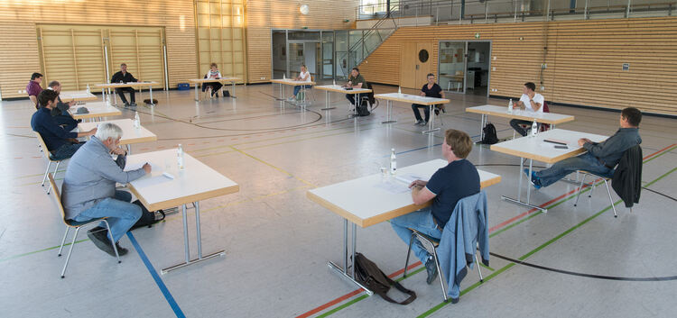 Als Sitzungsalternative zum Rathaus: Der Neidlinger Gemeinderat in der Reußensteinhalle. Foto: Peter Dietrich