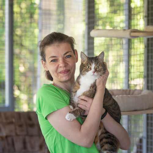 Tierheimleiterin Sandra Nebe mit einem ihrer Schützlinge. Foto: Carsten Riedl