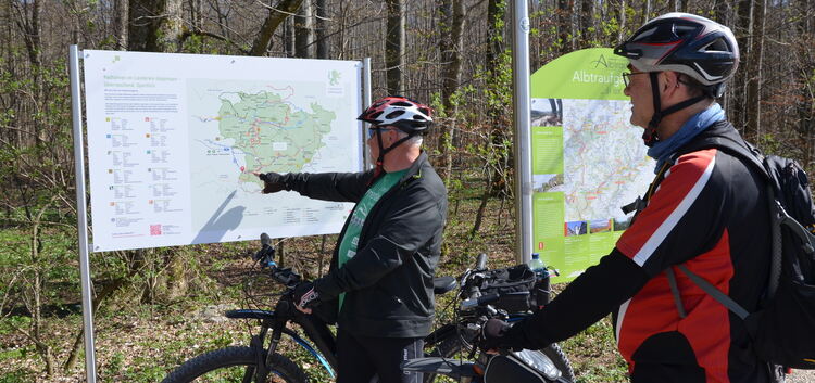 Biker können sich an Übersichtskarten über die Route informieren. Foto: Sabine Graser-Kühnle
