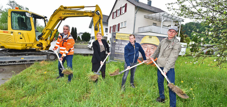 Susanne Irion mit Vertretern vom Bauunternehmen Leonhard Weiss, von Netze BW und rbswave.