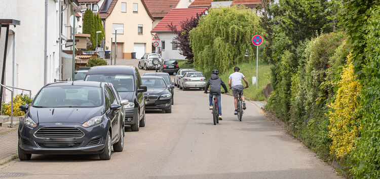 Zu viele parkende Autos erschweren die Durchfahrt in der Stelle. Foto: Carsten Riedl