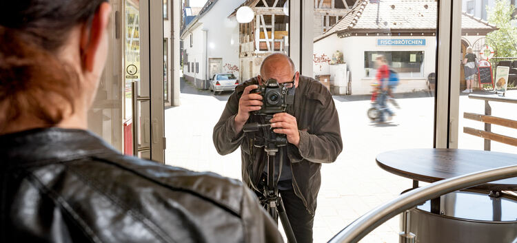 Andreas Reiner fotografiert im Kirchheimer Stadtkino den nahezu leeren Innenbereich des Bistros „Filmriss“. Foto: Carsten Riedl
