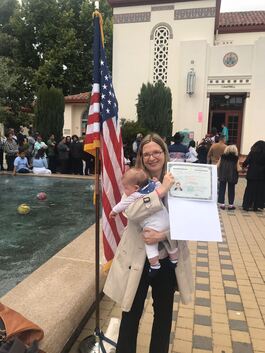 Maja Herberg mit ihrem Sohn Felix bei der Einbürgerung in Kalifornien. Foto: Privat