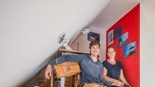 Leicht schräg: Dieses Atelier im Schlafzimmer war für das Paar der Arbeitsplatz in den vergangenen zwei Jahren.Fotos: Carsten Ri Leicht schräg: Dieses Atelier im Schlafzimmer war für das Paar der Arbeitsplatz in den vergangenen zwei Jahren.Fotos: Carsten Ri