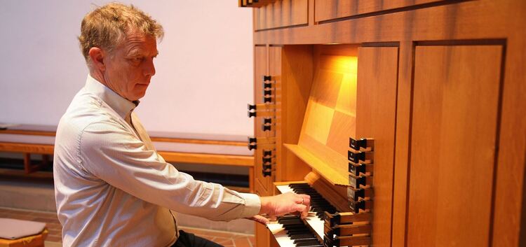 Paul Theis spielt seit seiner Kindheit Orgel. Foto: Rainer Kellmayer