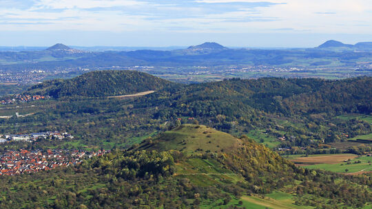 Vom Randecker Maar reicht der Blick bei klarer Sicht auf typische „Zeugenberge“, die Kaiserberge bei Göppingen. Im Vordergrund i Vom Randecker Maar reicht der Blick bei klarer Sicht auf typische „Zeugenberge“, die Kaiserberge bei Göppingen. Im Vordergrund i