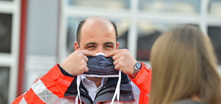 Martin Beuker zeigt, wie man die Maske an der Nase am besten fixiert, damit sie einen sicheren Halt hat. Foto: Markus Brändli