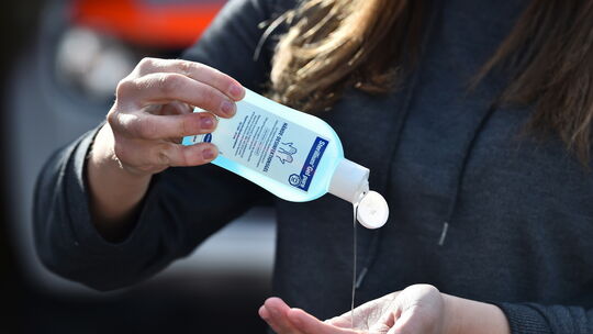 Bevor die Maske aufgesetzt oder abgenommen wird, sollten die Träger die Hände desinfizieren. Foto: Markus Brändli Bevor die Maske aufgesetzt oder abgenommen wird, sollten die Träger die Hände desinfizieren. Foto: Markus Brändli