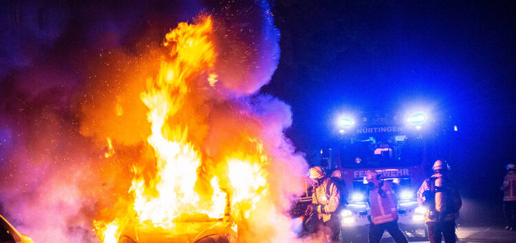 Nürtingen (ES): FahrzeugbrandVollständig ausgebrannt ist in der Nacht zum Samstag ein Fahrzeug in Nürtingen-Zizishausen in der S