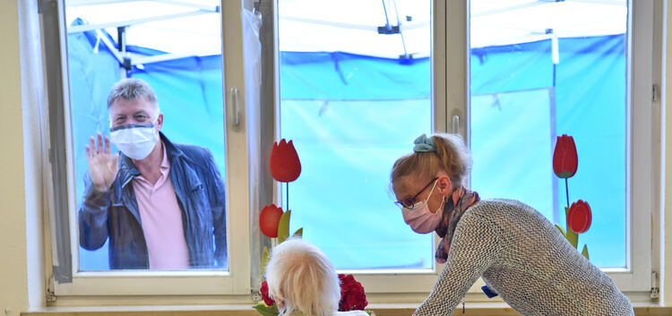 Durch ein schräg gestelltes Fenster konnten Angehörige am Muttertag mit ihren Eltern im Pflegeheim sprechen. Foto: Markus Brändl