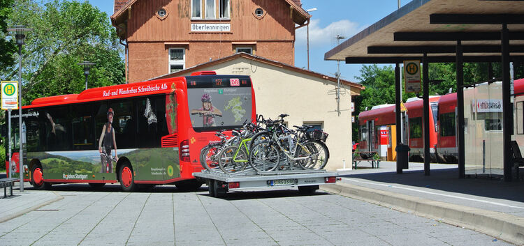 Der Freizeitbus bei der Abfahrt in Oberlenningen. Archivfoto: Jörg Bächle