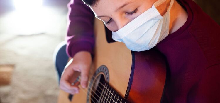 Der Gitarrenunterricht kann wieder stattfinden, allerdings nur unter strengen Hygienbedingungen. Foto: pr