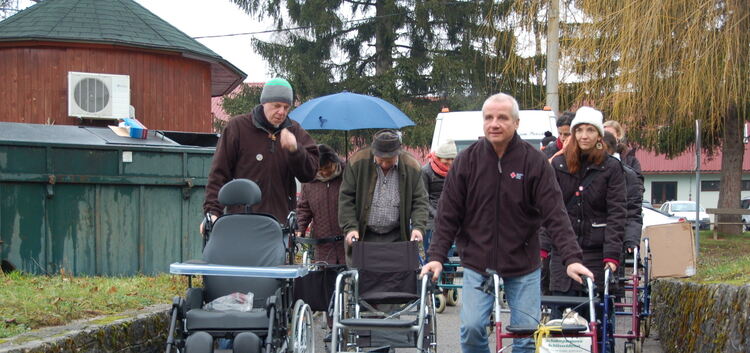 Drei Rollstühle, 18 Rollatoren und 35 Gehilfen gingen an ein Altersheim in Kroatien.Foto: Ines Baur