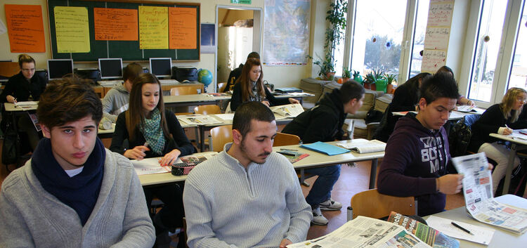 ZiSch , Schüler lesen Zeitung in der Raunerschule