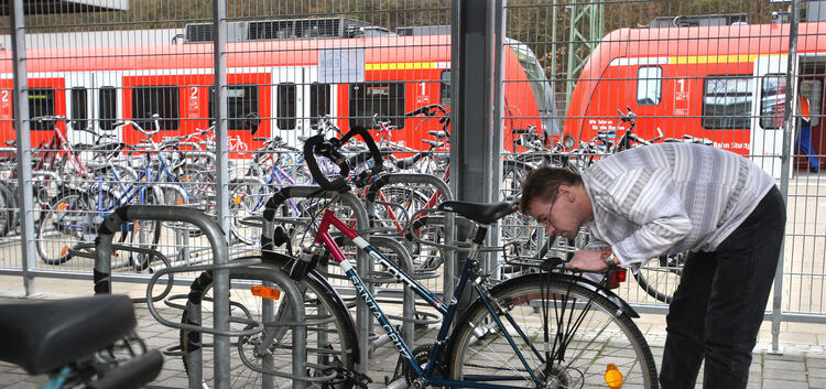 Gerhard Böhlmann vom Team der Radstation kümmert sich bei Bedarf um die Räder, die am Kirchheimer Bahnhof im geschlossenen Raum