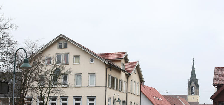 Seit Jahrzehnten kommen in der Alten Schule (links) in der Bissinger Vorderen Straße Asylbewerber unter. Darüber hinaus gibt es