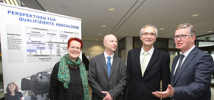 Leitende Regierungsschuldirektorin Ellen Andersen mit dem neuen Schulleiter Jochen Schade, seinem Vorgänger Erich Zeh und Landra