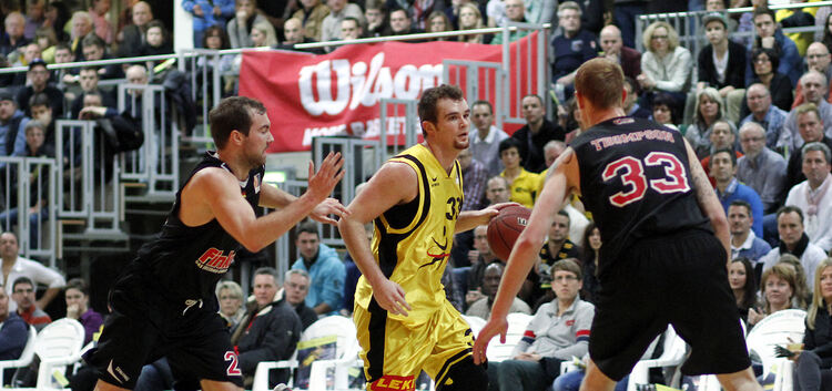 VFL Kirchheim Knights (gelb) - Finke Baskets Paderborn (schwarz)Mitte D.J. Byrd im Zweikampf mit Nicholas Thomson