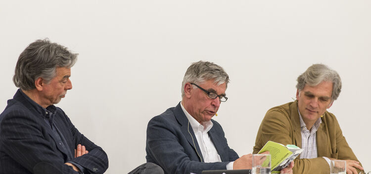 Verleger Martin Mühleis, Ex-Greenpeace-Chef Gerd Leipold und der Schauspieler Walter Sittler (von links) bei ihrer Lesung in der
