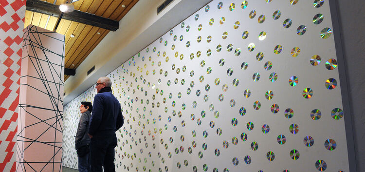 Auf der 15 Meter langen Rückwand des Kornhauses sind 766 CD-Rohlinge angebracht, die in Regenbogenfarben schillern.Foto: Markus