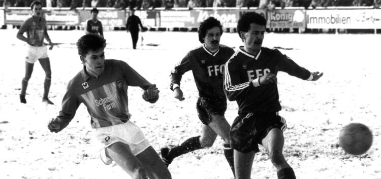 Schneeballschlacht: Andy Buck (links) bei einem Oberligaspiel gegen den Freiburger FC in der Spielzeit 1987/88. Damals gab er al