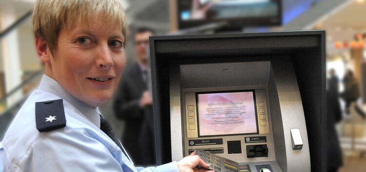 An einem Infotag der Polizei wurde gezeigt, wie Geldautomaten beim Skimming manipuliert werden.Archiv-Foto: Barbara Scherer