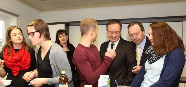 Andreas Stoch (Dritter von rechts) besuchte auf Einladung des CDU-Landtagsabgeordneten Karl Zimmermann die Fachlehreranwärter un