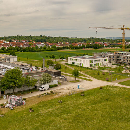 Die Holzhackschnitzelanlage versorgt mehrere öffentliche Gebäude in Dettingen mit Wärme.  Foto: Carsten Riedl