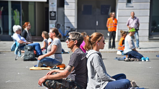 So lässt es sich eine Stunde aushalten: Für die Meditation hatten die Teilnehmer unterschiedliche Positionen eingenommen. An das So lässt es sich eine Stunde aushalten: Für die Meditation hatten die Teilnehmer unterschiedliche Positionen eingenommen. An das