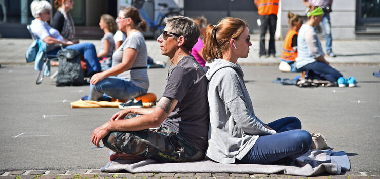 So lässt es sich eine Stunde aushalten: Für die Meditation hatten die Teilnehmer unterschiedliche Positionen eingenommen. An das