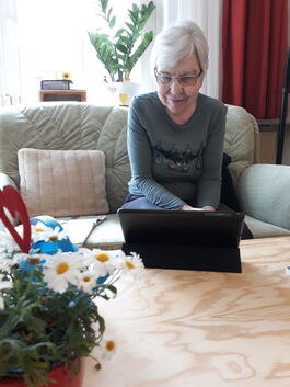 Doris Kirchhof, Bewohnerin im Plochinger Johanniterstift, spricht per Videoanruf mit ihrem Sohn.