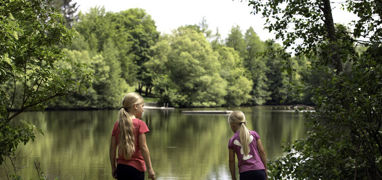 Geduld ist gefragt: Noch dürfen die Besucher am Kirchheimer Bürgersee nicht ins Wasser - egal ob jung oder alt. Foto: Jean-Luc J