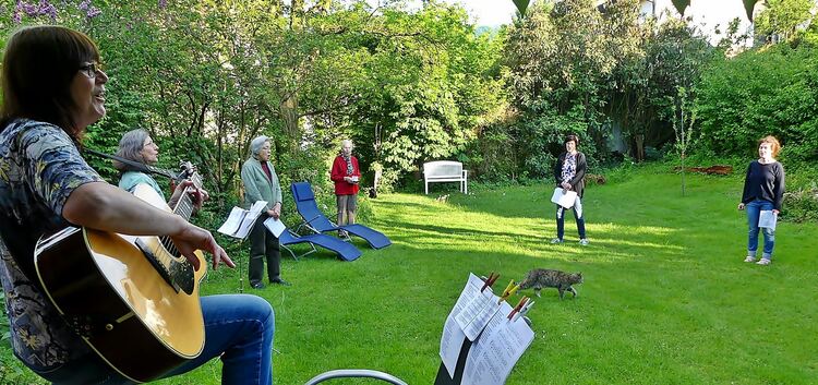Keine Katzenmusik: Bärbel Raichle an der Gitarre lädt zum Singen in ihren Garten in Neidlingen ein. Foto: Sabine Ackermann