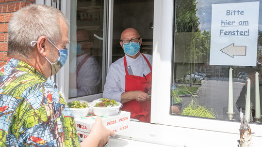 Für viele Speiselokale - wie hier am Ziegelwasen - noch immer ein wichtiges Standbein: Abholservice.Foto: Carsten Riedl Für viele Speiselokale - wie hier am Ziegelwasen - noch immer ein wichtiges Standbein: Abholservice.Foto: Carsten Riedl